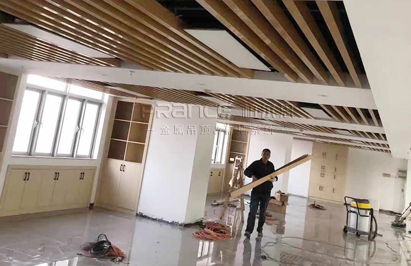 辦公室木紋鋁方通吊頂